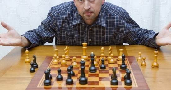Ko nedrīkst darīt spēlējot šahu